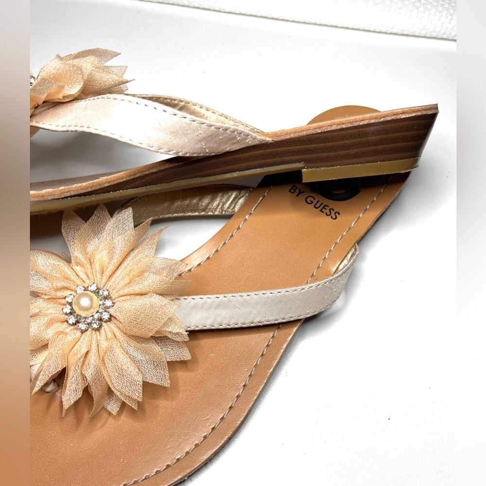 7M G by Guess Women's Tan Sandals with Cantelope colored Flower and Jewel Accent - Picture 3 of 4